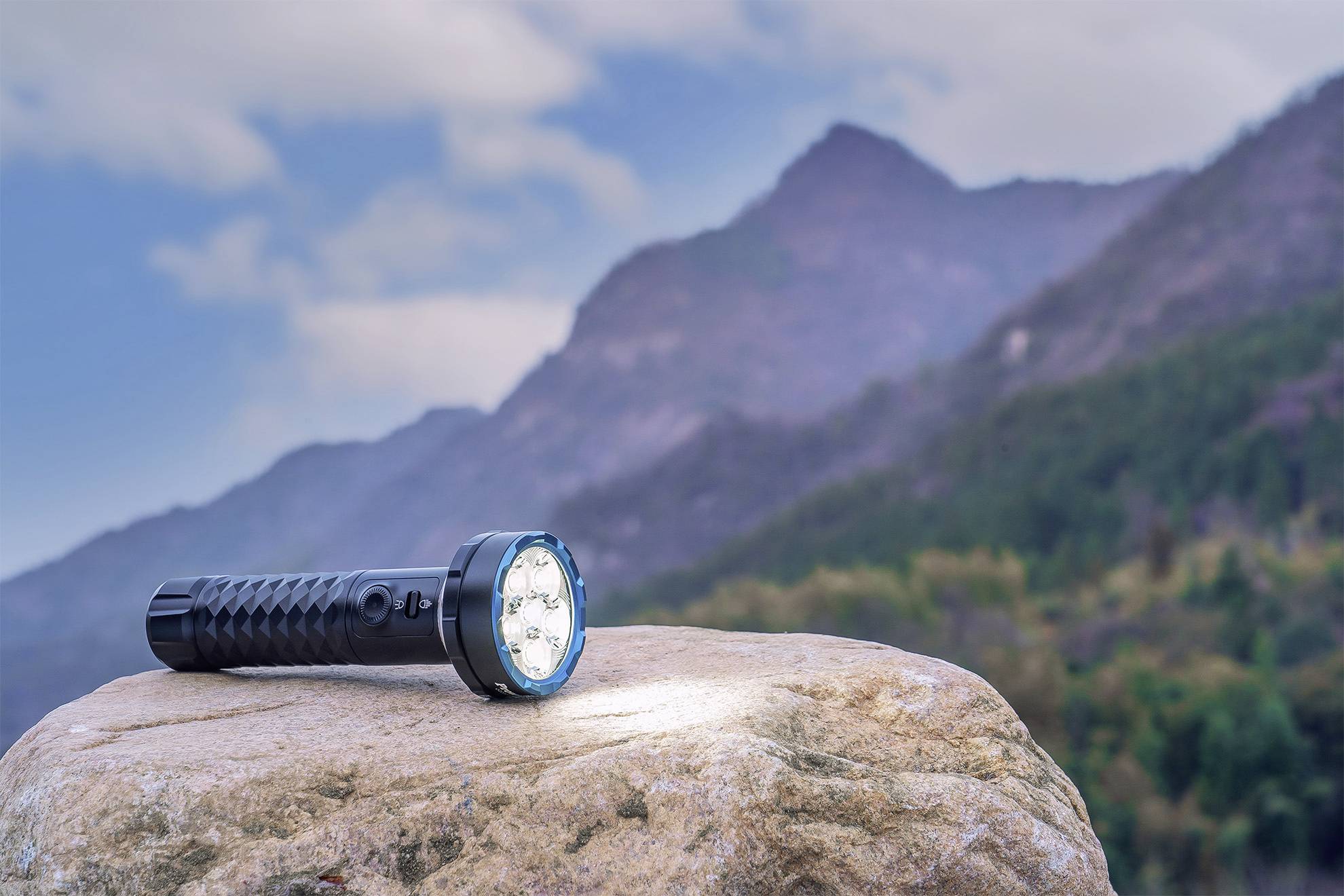 OLight Prowess Prowess LED Taschenlampe 800lm, 1200lm, 5000lm akkubetrieben 269g Schwarz