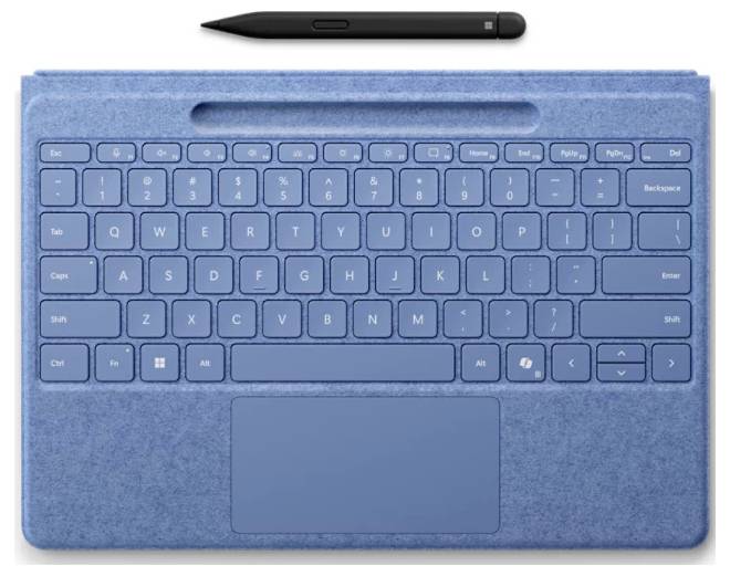 Eine blaue abnehmbare Tastatur mit einem Trackpad und einem Eingabestift, der darüber platziert ist. Die Tasten umfassen das typische QWERTZ-Layout und Funktionstasten.
