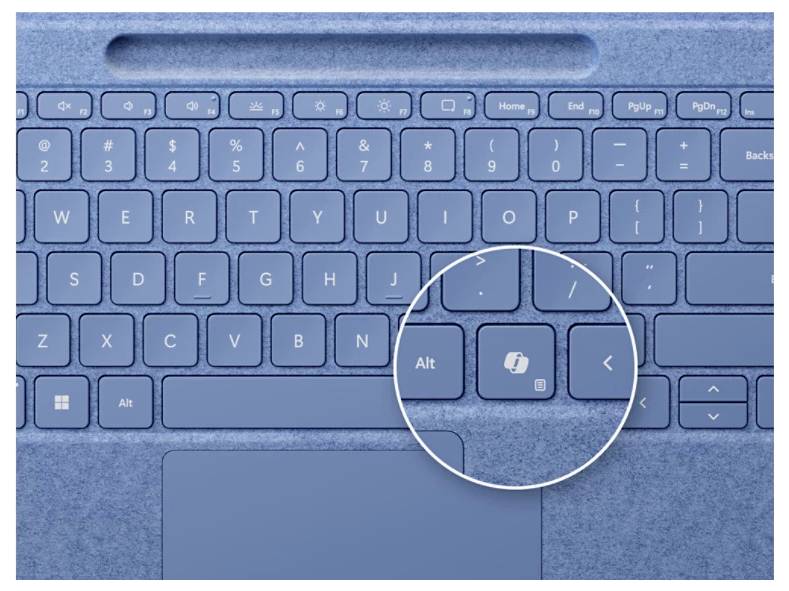 Nahaufnahme einer blauen Tastatur mit Hervorhebung der Windows-Taste neben der Alt-Taste.