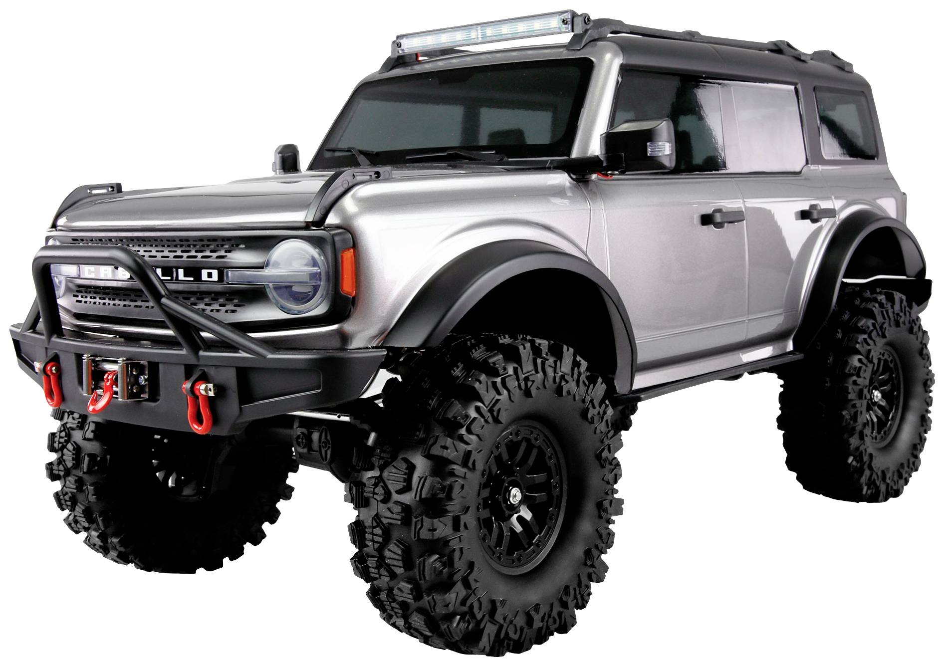 Geländewagen in Silber mit großer Bodenfreiheit und Offroad-Bereifung, seitliche Ansicht.
