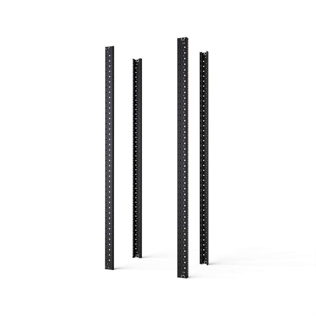 Vier schwarze Metallstreben mit Löchern stehen aufrecht auf einer weißen Fläche. Sie sind gleichmäßig verteilt und wirken robust.