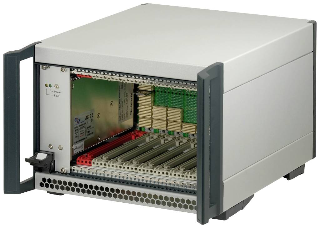 Ein metallisches Elektronikgehäuse mit offenem Zugang, das mehrere Steckplätze für elektronische Komponenten zeigt.