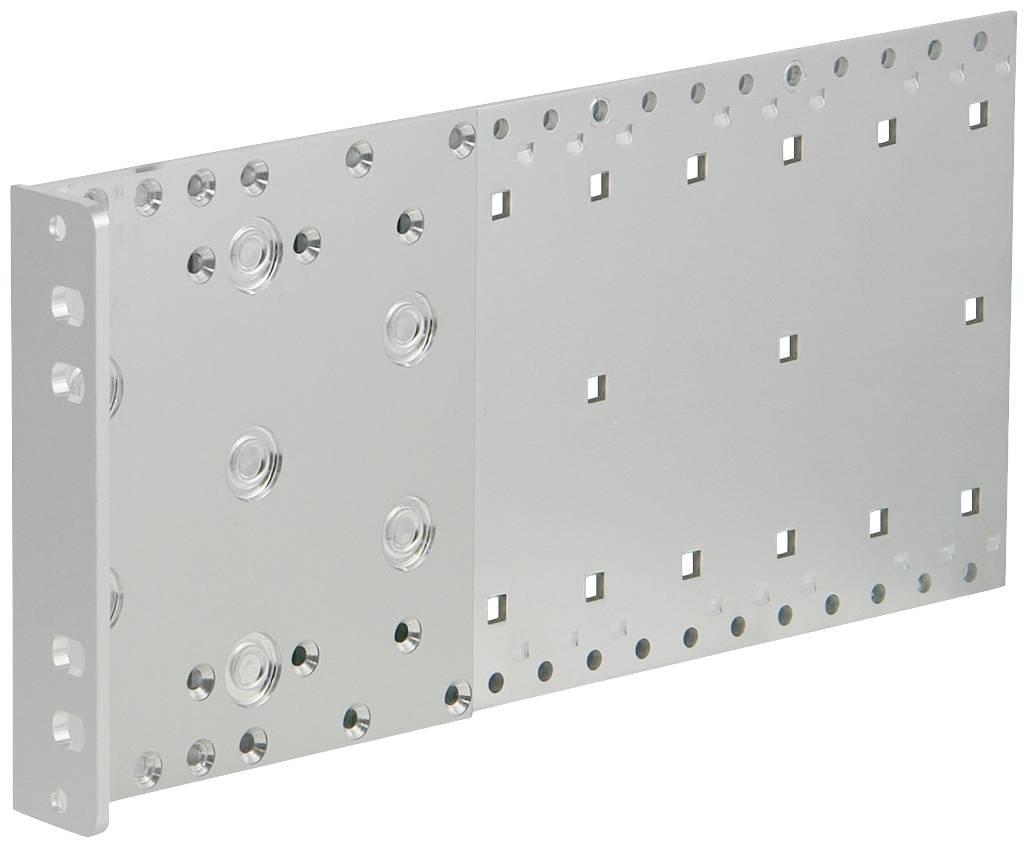 Metallplatte mit mehreren Lochreihen und quadratischen Ausstanzungen, geeignet für technische Anwendungen oder Montagezwecke.