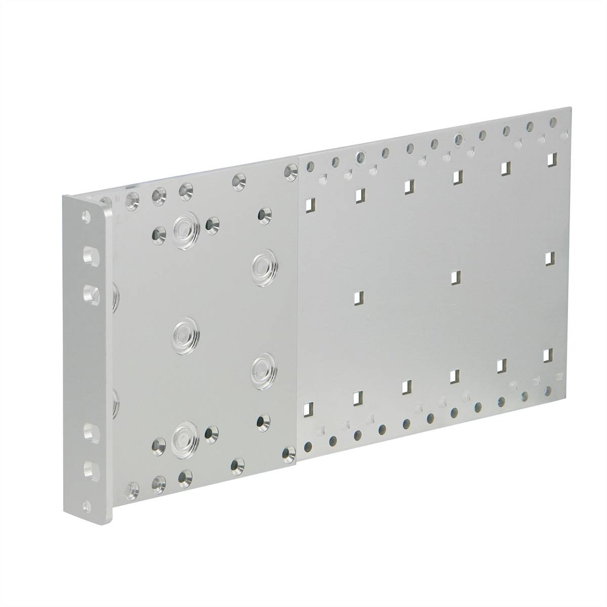 Metallplatte mit mehreren vorgebohrten Löchern unterschiedlicher Größe, verwendet für mechanische Befestigungen oder Montagen.