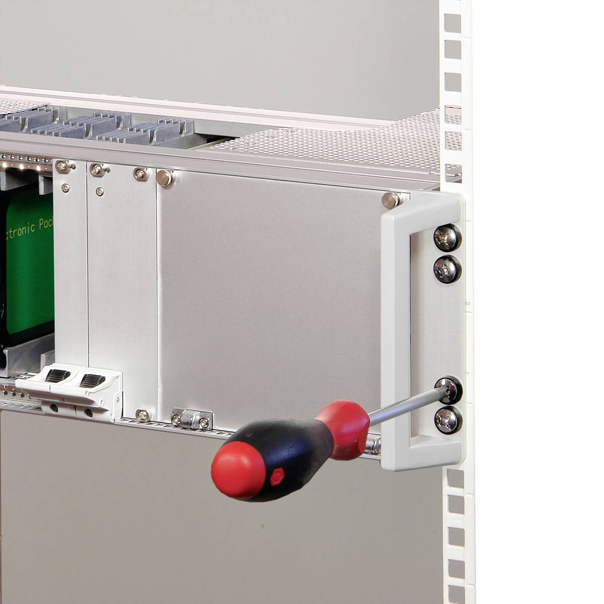 Ein Schraubenzieher zieht eine Schraube an einem grauen Gehäuse an. Die Aktion zeigt eine typische Wartungs- oder Installationssituation.