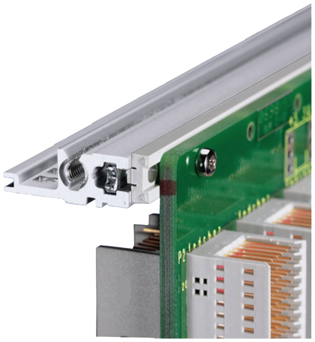 Detailaufnahme eines technischen Steckverbinders mit Leiterplatte, Montageschiene und elektronischen Komponenten in Nahaufnahme.