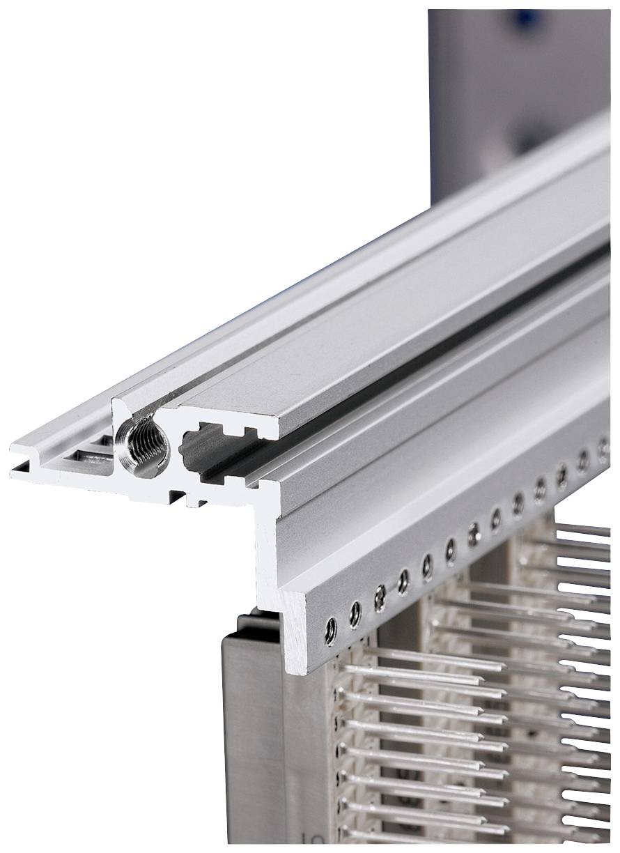 Metallisches Strukturprofil mit linearen Rillen und Lochvorrichtungen, geeignet für industrielle Anwendungen oder Montageanwendungen.