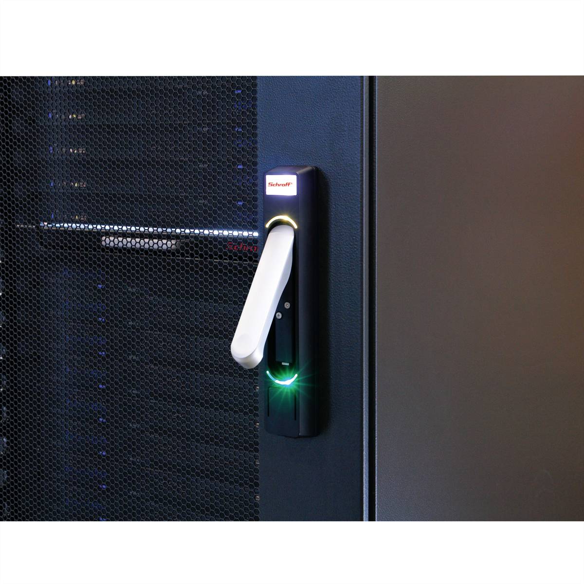 Ein elektronisches Türschloss mit leuchtendem, grünem Lichtring ist an einer schwarzen Metalltür angebracht.