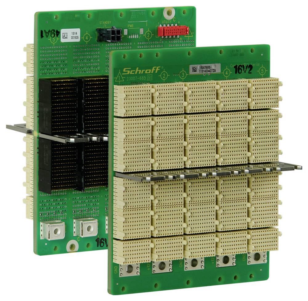 Zwei grüne elektronische Steckkarten mit mehreren Steckfeldern und Anschlüssen, vertikal stehend. Beschriftet mit 'Schroff' und Modellnummer.