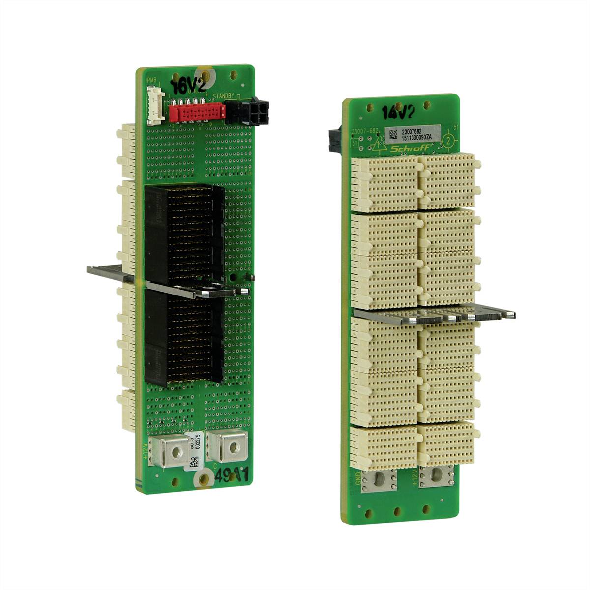 Zwei grüne elektronische Leiterplatten mit mehreren Steckverbindern und Bauteilen, vertikal aufgestellt.