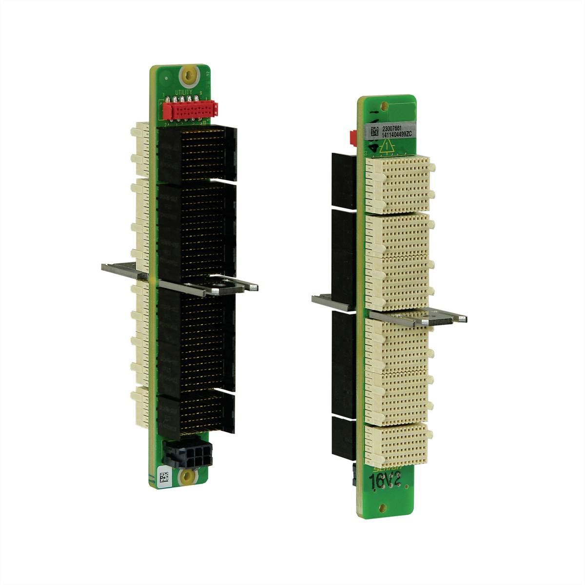 Steckverbinder mit mehreren Pins, frontal und seitlich gezeigt, auf grünem PCB montiert, geeignet für industrielle Anwendungen.
