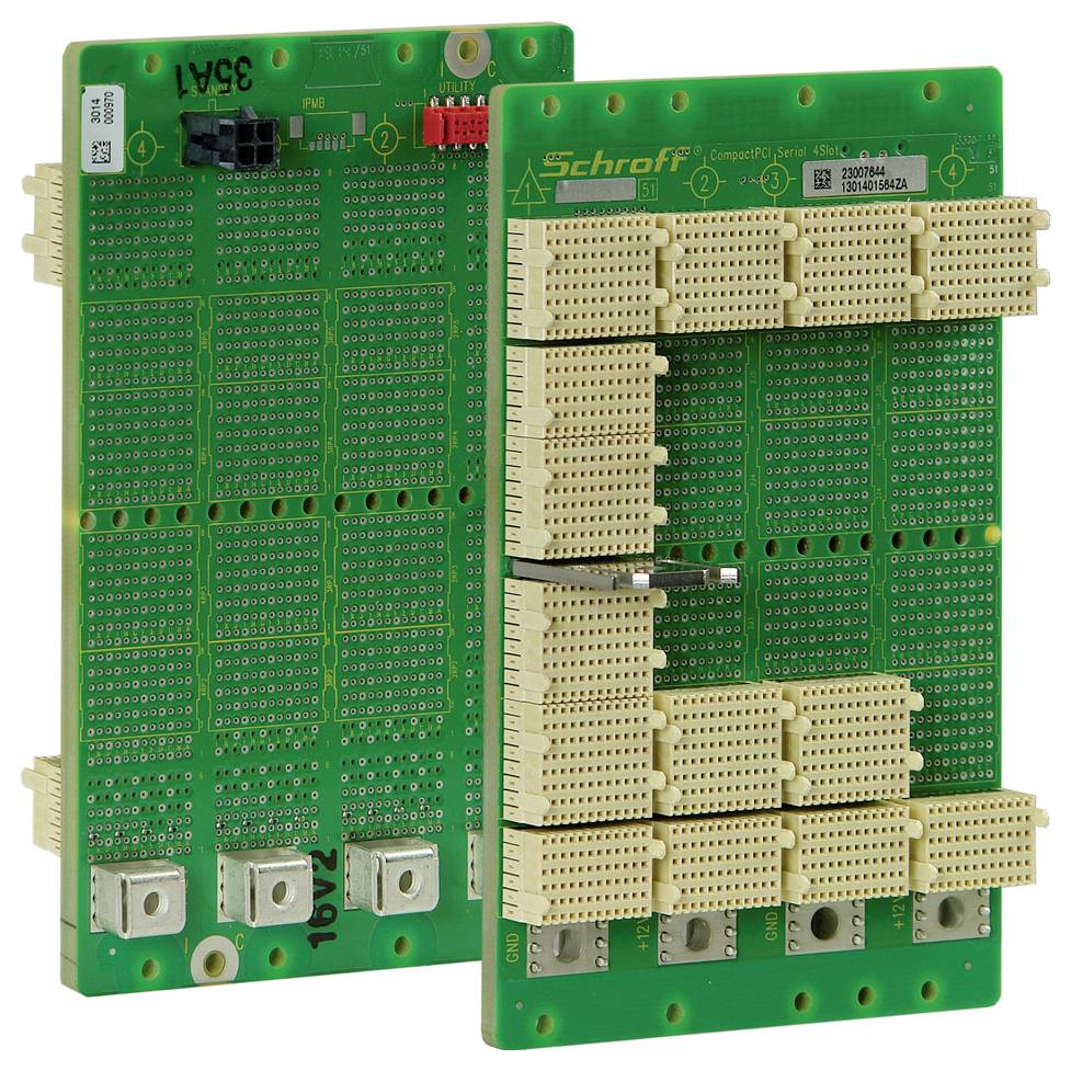 Grüne Leiterplatte mit beige Steckverbindern und schwarzen Texten. Zwei schwebende Platinen in diagonaler Anordnung.