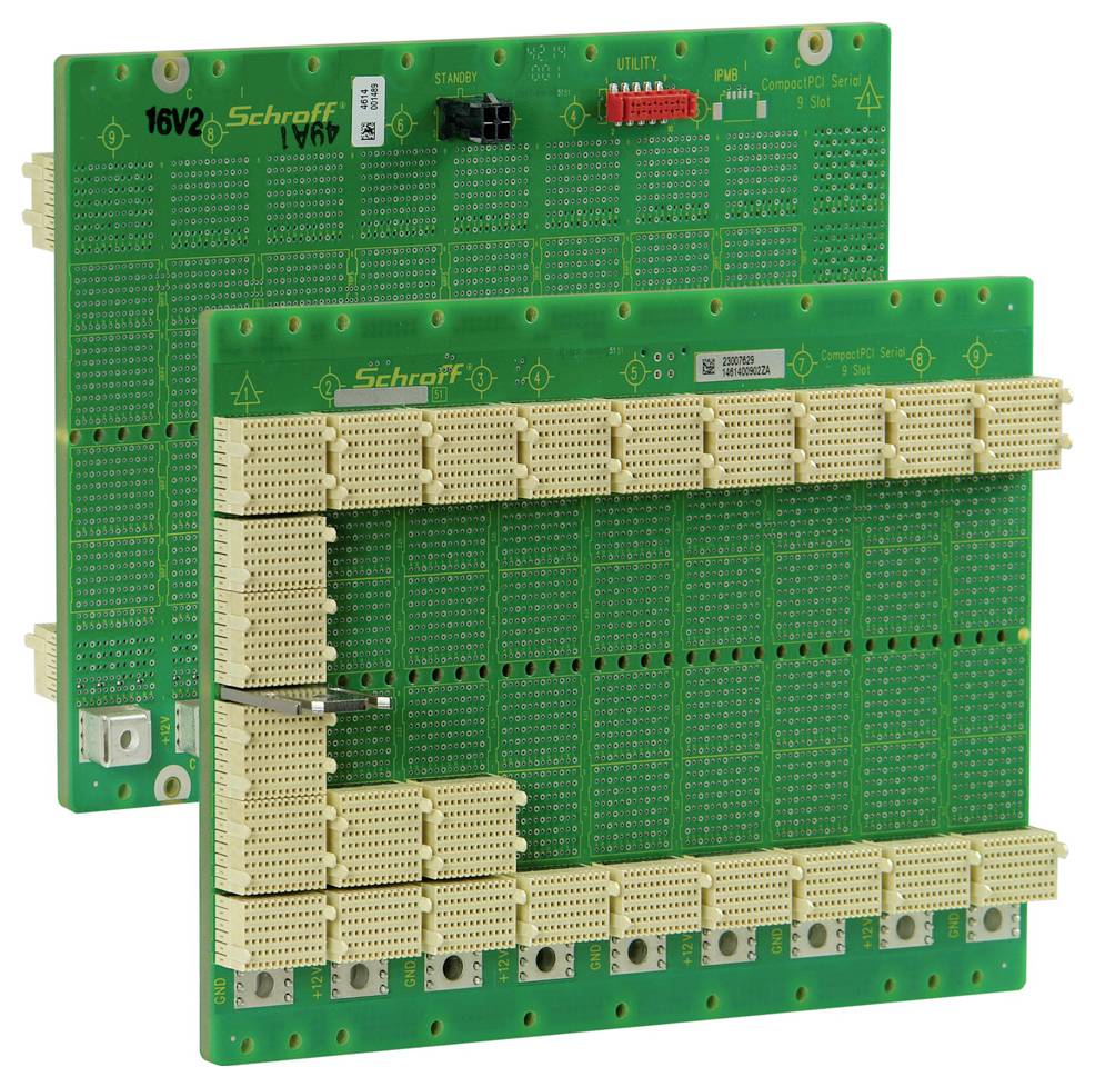 Zwei übereinanderliegende grüne Leiterplatten mit Steckverbindungen, elektronischen Komponenten und der Aufschrift 'Schroff'.