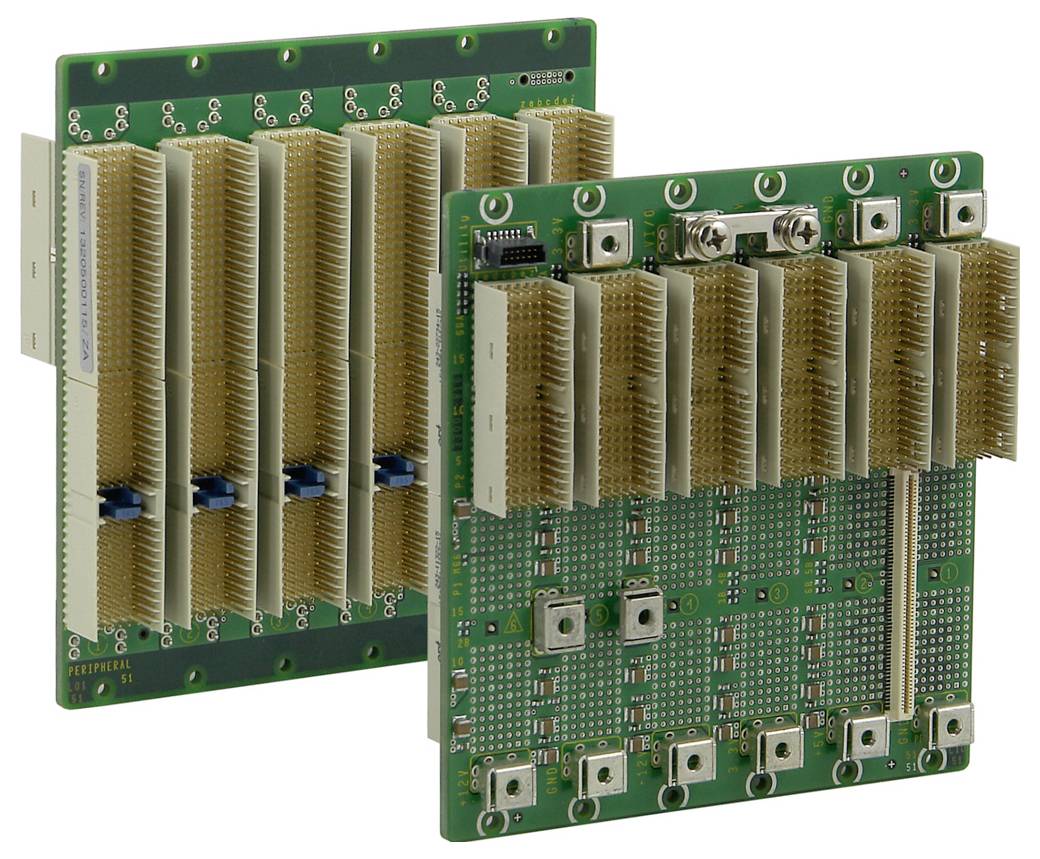 Zwei grüne elektronische Leiterplatten mit mehreren Anschlüssen und Steckverbindern, die für industrielle Anwendungen verwendet werden.