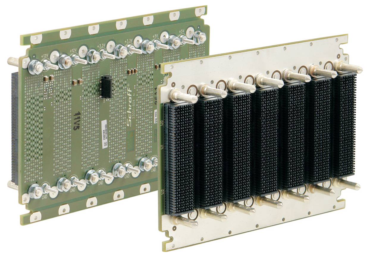 Zwei grüne elektronische Platinen mit mehreren Verbindungssteckern. Die Platinen liegen parallel nebeneinander.