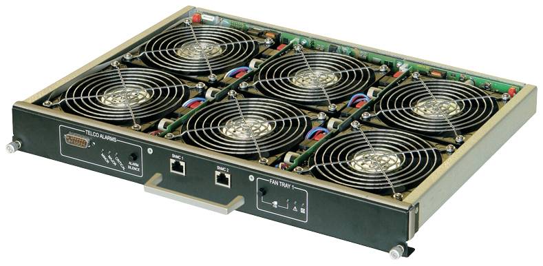 Ein flaches Kühlsystem mit sechs Lüftern, rechteckig angeordnet. Frontansicht zeigt Anschlussmöglichkeiten und Bedienfelder.