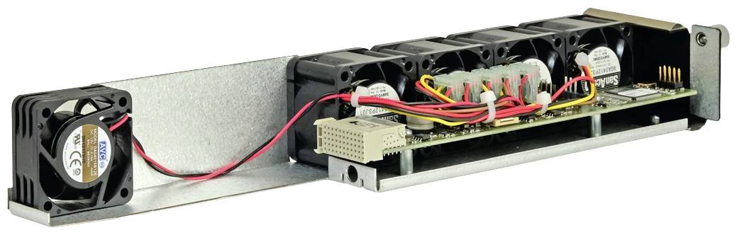 Ein Server-Lüftermodul mit mehreren Lüftern und Kabeln, montiert auf einer Metallhalterung, geeignet für den Einsatz in IT-Geräten.