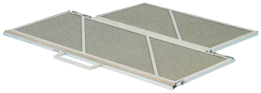 Eine zusammenklappbare Rampe aus Metall, flach auf dem Boden liegend. Sie hat zwei gepolsterte Segmente mit Textur für besseren Halt.