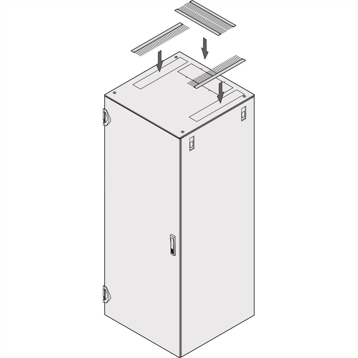 Ein rechteckiger Luftschacht-Filter wird auf einem großen grauen Schrank von oben eingesetzt. Zwei Pfeile zeigen die Richtung an.