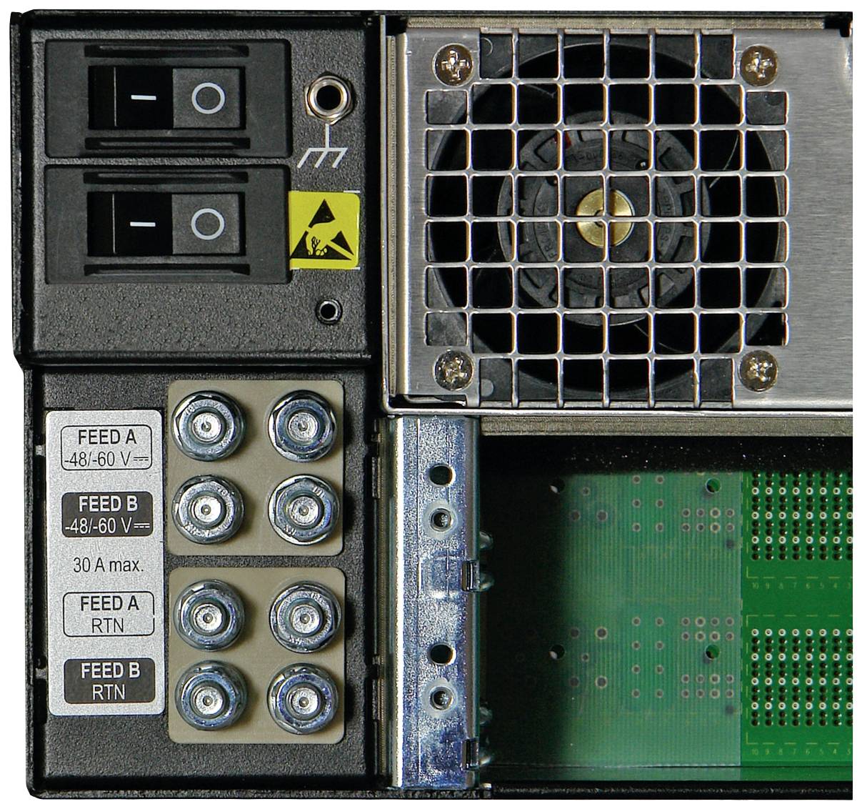 Rückseite eines elektronischen Geräts mit Ein-/Ausschaltern, Lüftergitter und mehrpoligen Anschlussklemmen, gekennzeichnet für FEED A und FEED B.