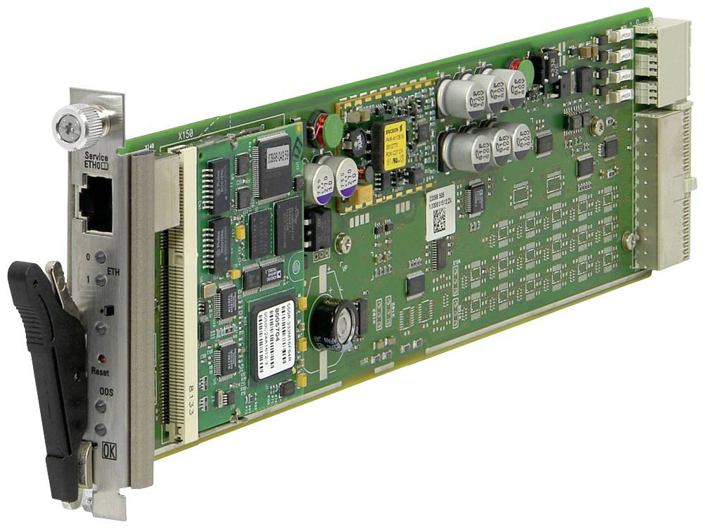 Eine grüne Platine mit verschiedenen elektronischen Bauteilen, Anschlüssen und einem Ethernet-Port. Sie dient zur Datenverarbeitung.