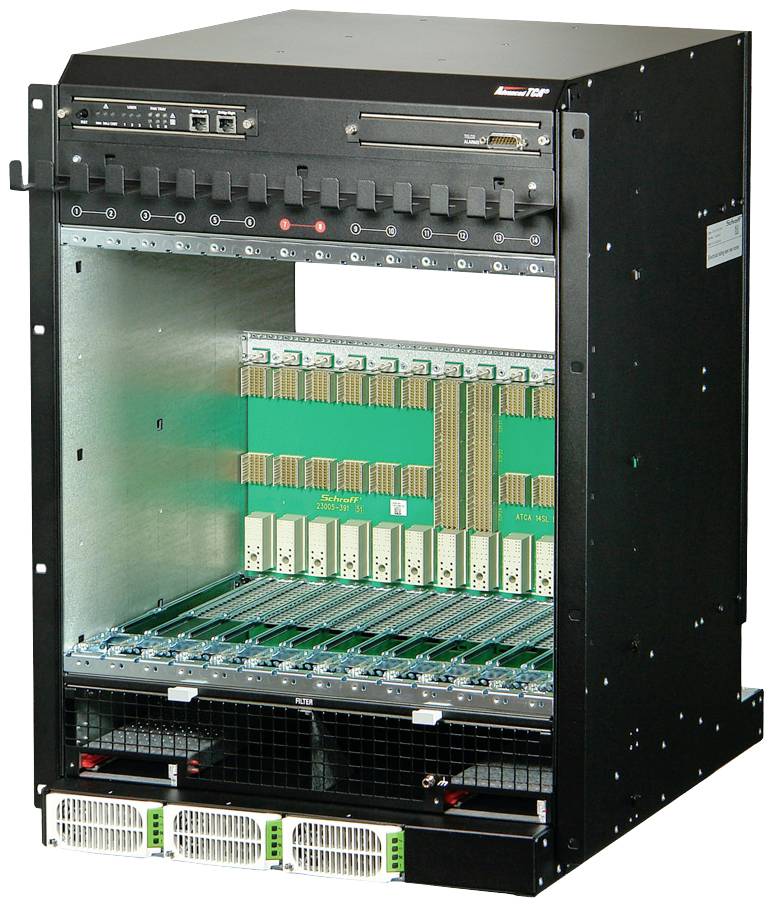 Ein offener Netzwerk-Server-Rack mit sichtbaren grünen Leiterplatten und Lüftereinheiten unten, zeigt Hardwarekomponenten.