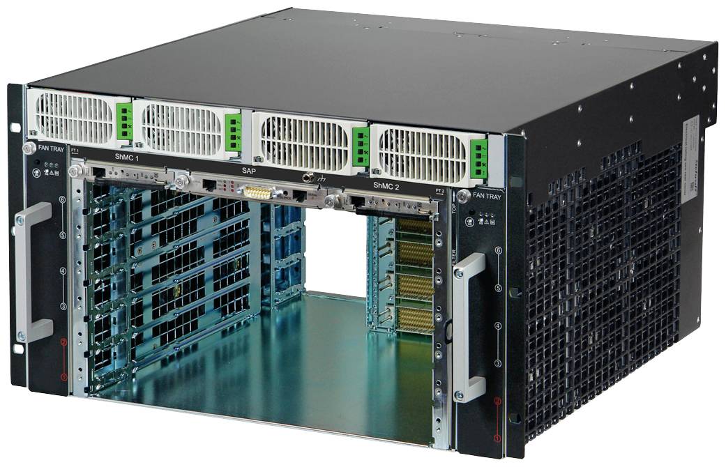 Ein offenes Server-Gehäuse, das die innere Struktur zeigt, darunter Steckplätze für Hardwarekomponenten und Lüftungsschlitze.