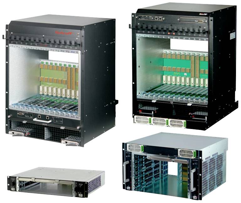 Rackmontiertes Equipment mit mehreren Servern und Routermodulen. Geräte sind schwarz und zeigen unterschiedliche Blickwinkel.