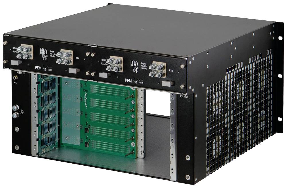 Schwarzes Gehäuse eines Server-Racks mit offenem Fach, sichtbarer grüner Leiterplatte und Anschlussmodulen an der Vorderseite.