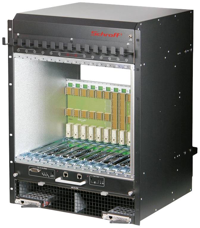 Ein schwarzer, offener elektronischer Schrank mit sichtbaren grünen Leiterplatten und Anschlüssen, möglicherweise ein Server oder Schaltkasten.