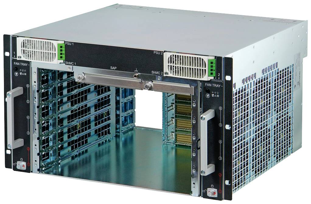 Ein leeres Metallgehäuse mit Lüftungsschlitzen und Halterungen, typisch für Server- oder Netzwerkgeräte, auf weißem Hintergrund.