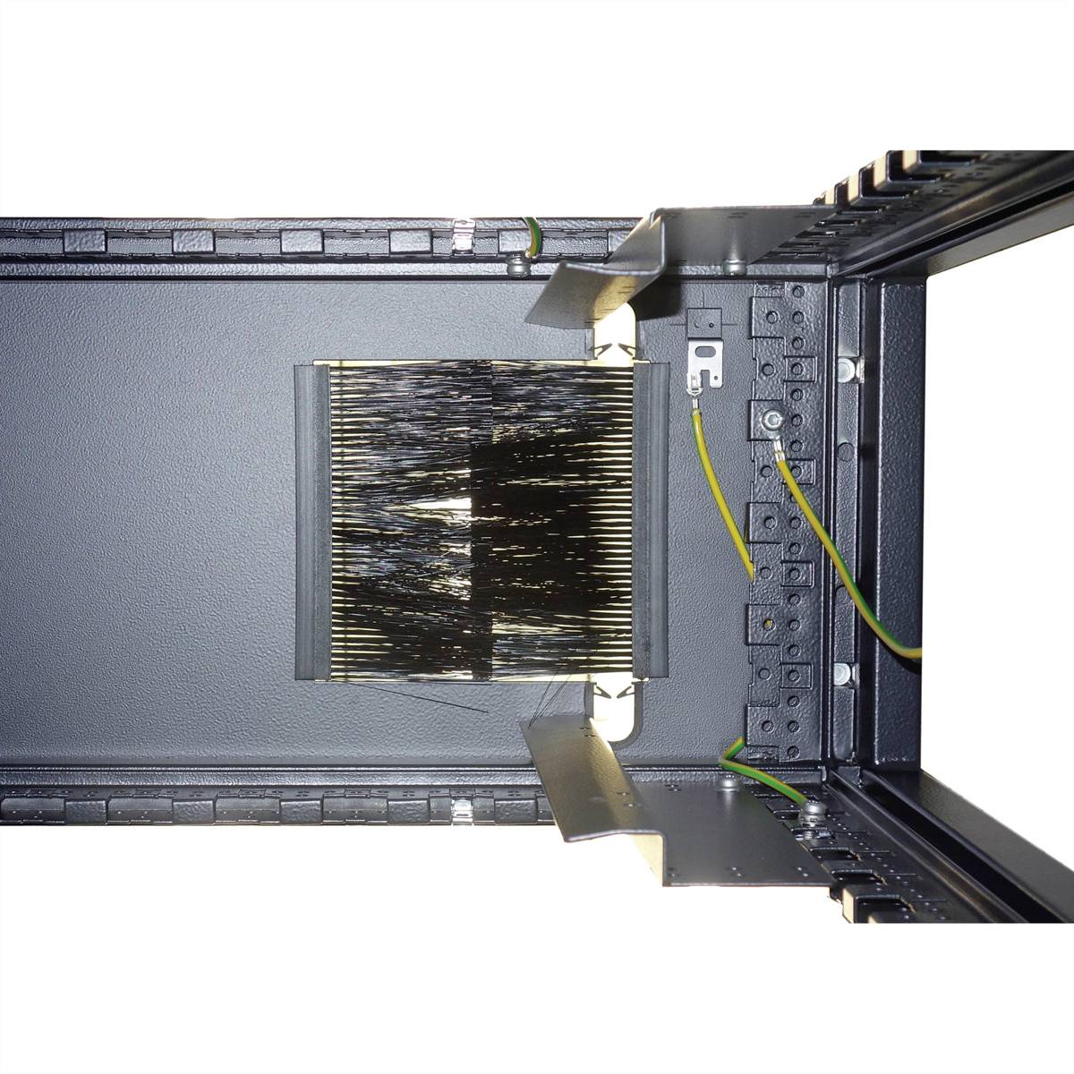 Ein offener Serverrack mit Netzwerkverkabelung und Kabelmanagement, zeigt die ordentliche Anordnung der Kabel und Verbindungen.