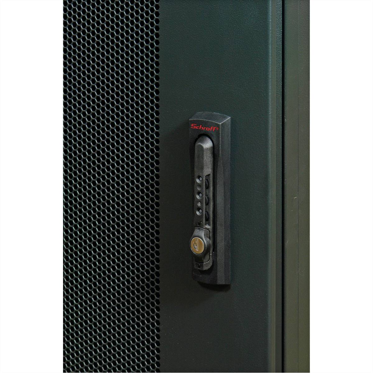 Schwarzer Schrank mit perforierter Tür, ausgestattet mit Schloss und numerischem Tastenfeld.