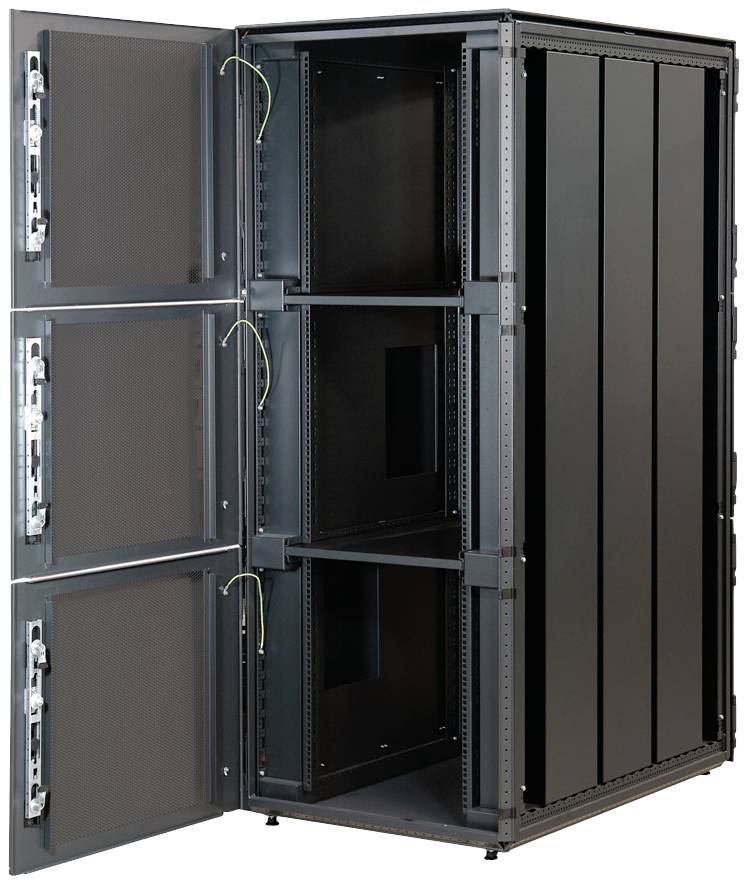 Offener schwarzer Server-Rack-Schrank mit drei vertikalen Fächern, geeignet zur Unterbringung von Netzwerkhardware in einem Rechenzentrum.