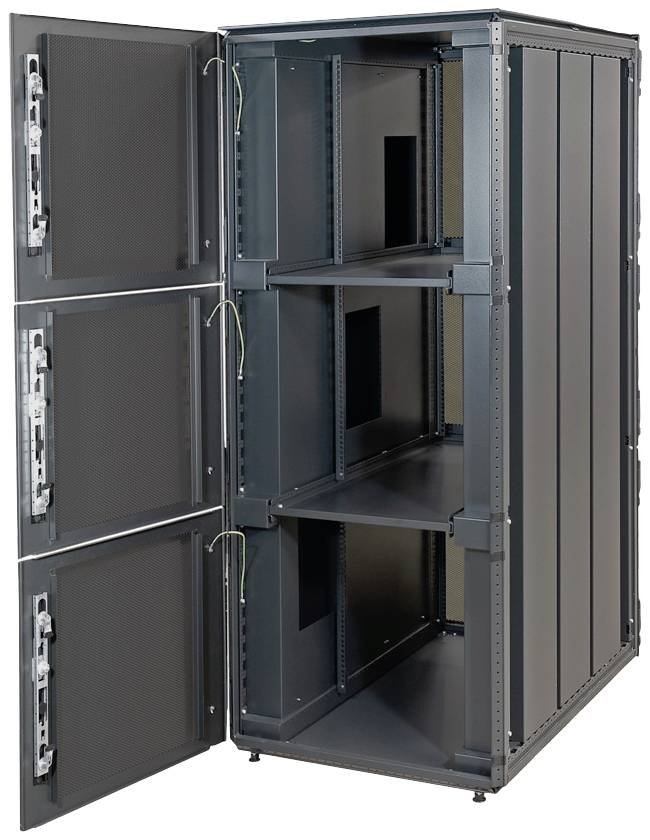Ein großer, offener Server-Rack-Schrank mit mehreren leeren Fächern und offenen Türen, bereit zur Installation von Server-Hardware.