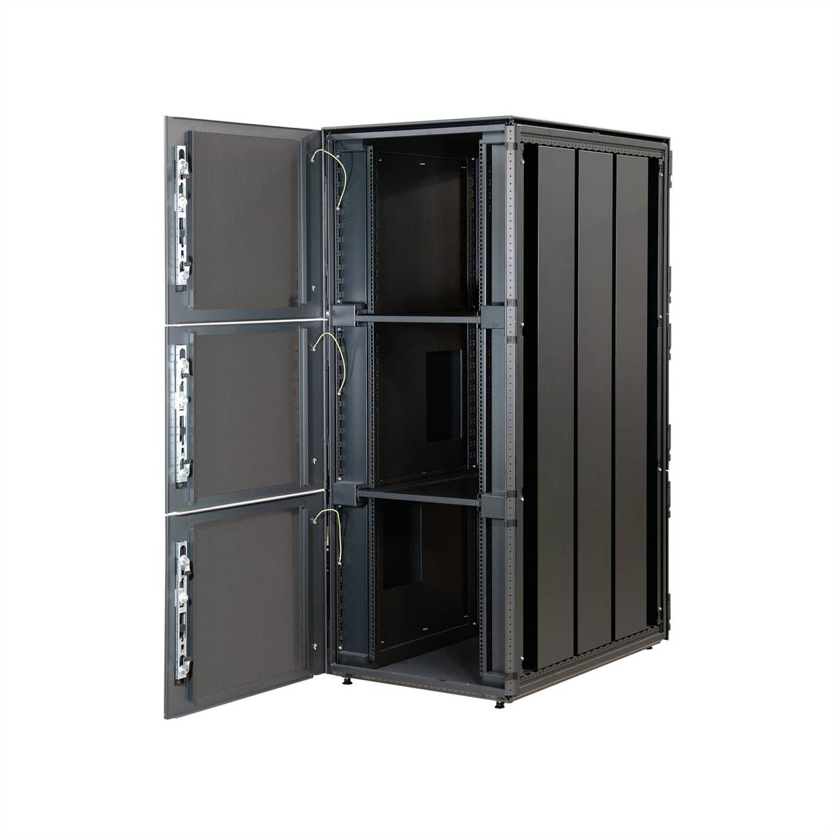 Schwarzes Server-Rack mit offenen Türen, zeigt leere Einschübe zur Geräteinstallation. Geeignet für IT-Infrastruktur-Verwaltung.