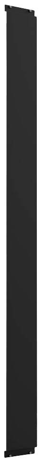 Ein schwarzer, vertikaler Heizkörper auf weißem Hintergrund.