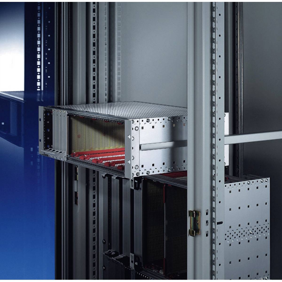 Ein geöffneter Schrank mit elektronischen Platinen an der Seite, in einem technischen oder industriellen Umfeld.