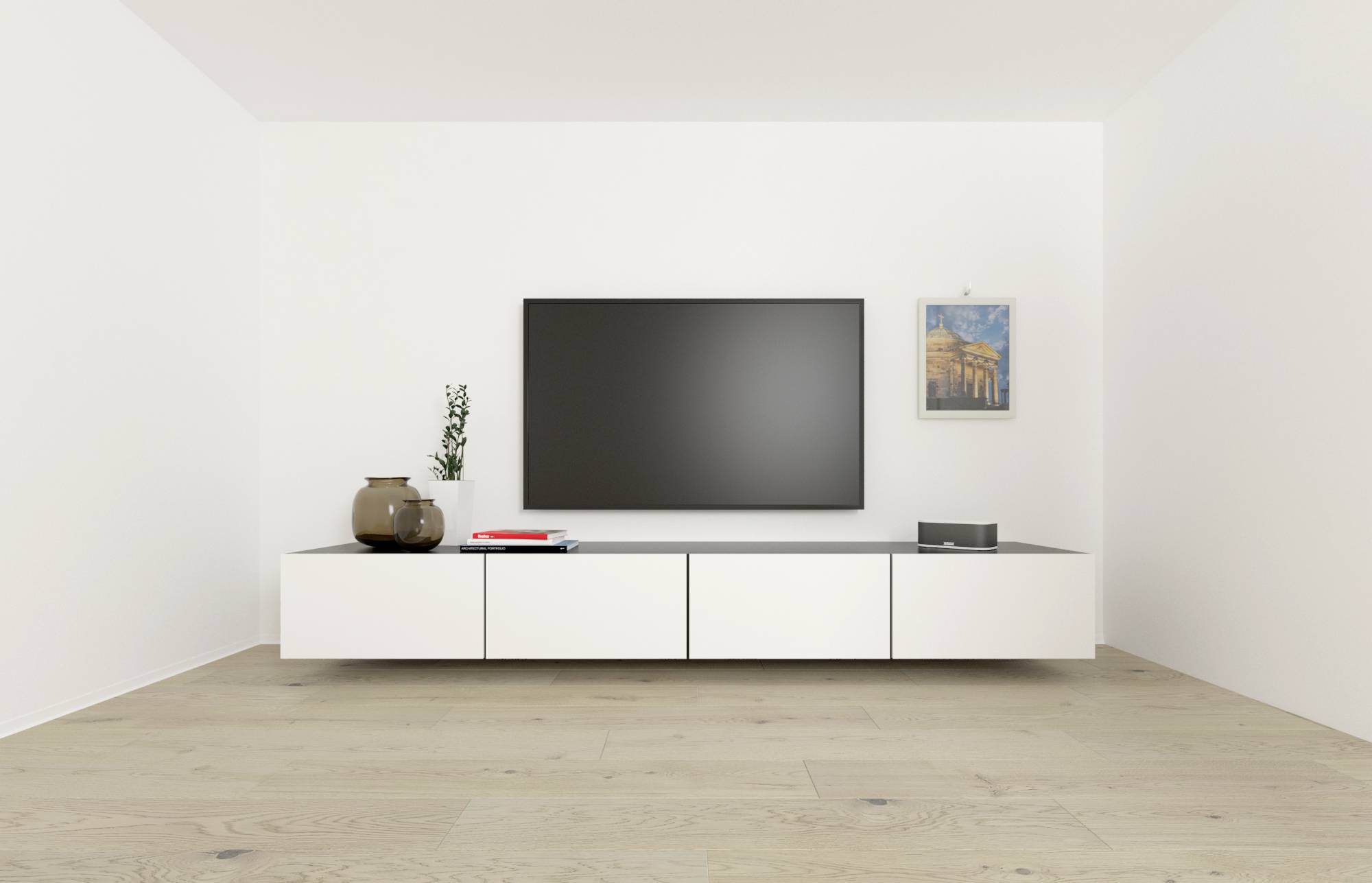 Flachbildfernseher an der Wand, darunter ein weißes, modernes Sideboard mit Dekoration wie einer Vase und einem Bild an der Wand.