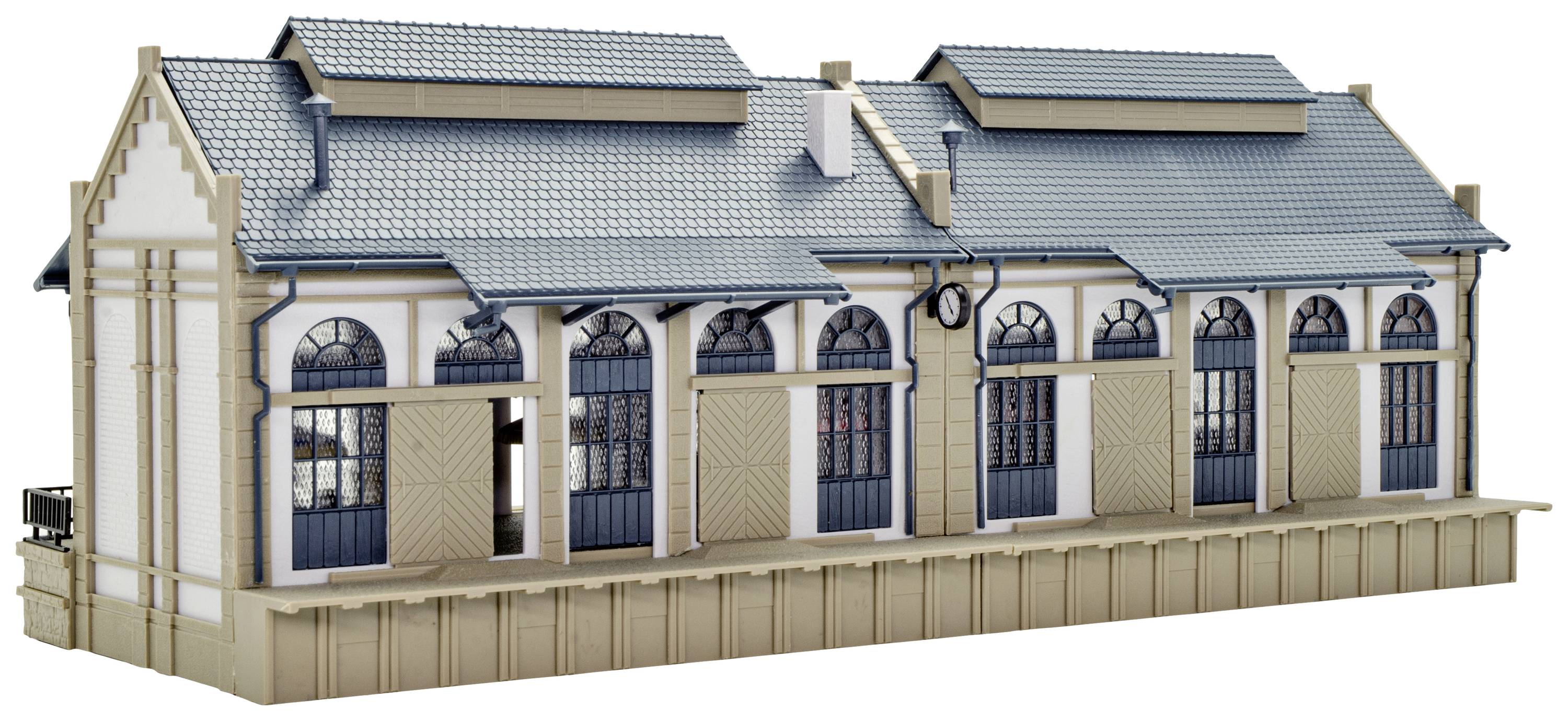 Ein Modell eines historischen Bahnhofsgebäudes mit blauen Dächern und großen Fensterfronten, zeigt architektonische Details.