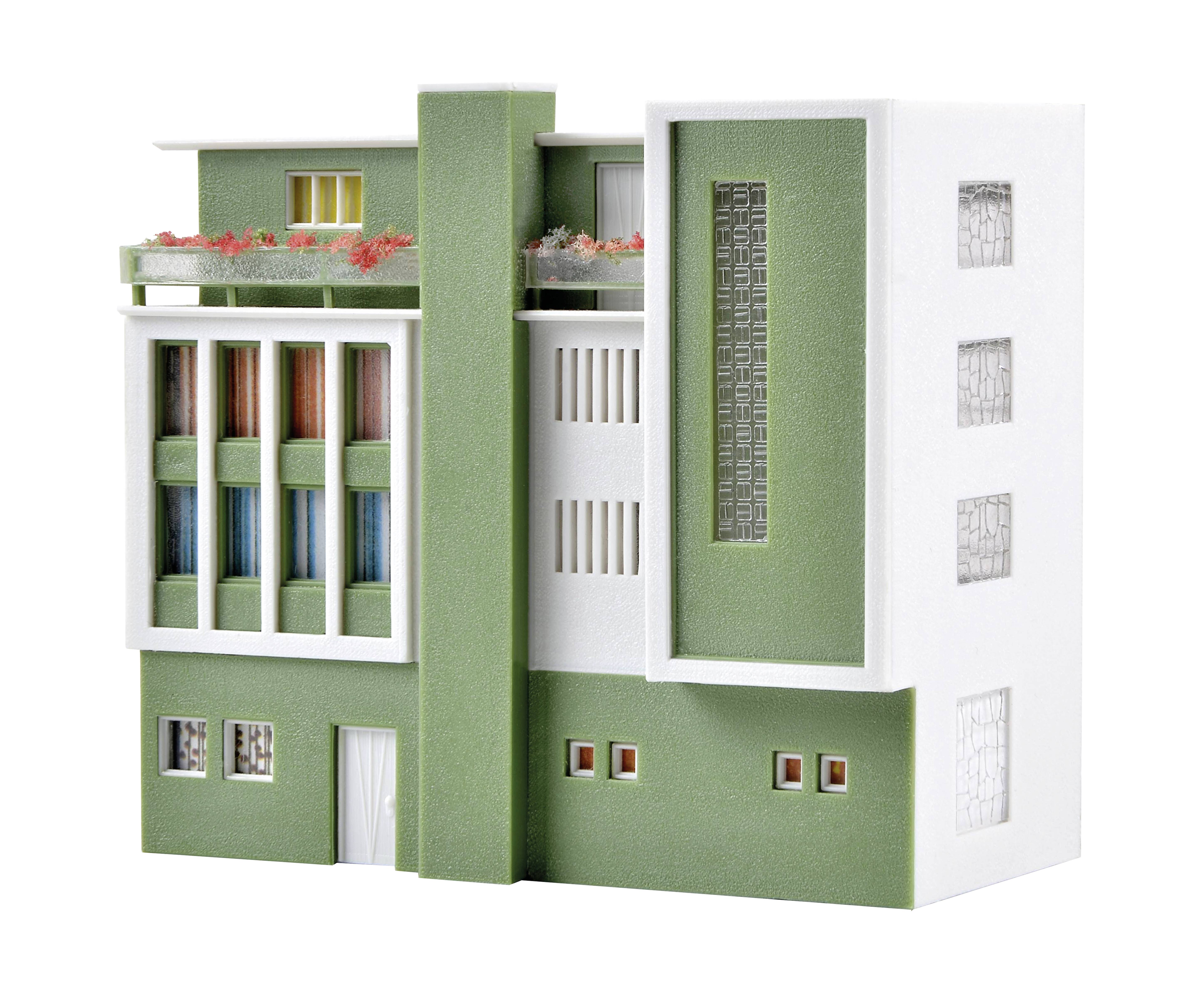 Ein modernes, grünes Gebäudemodell mit weißen Details, schmalen Fenstern und einem begrünten Balkon. Architektonisch schlicht und stilvoll.