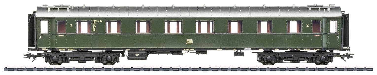 Ein grüner Eisenbahnwaggon der zweiten Klasse auf Gleisen, im seitlichen Profil dargestellt.