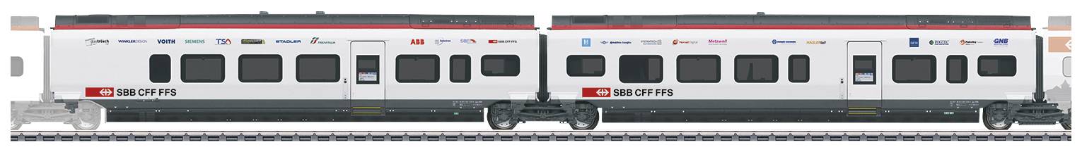 Zwei modern gestaltete Waggons eines Hochgeschwindigkeitszugs nebeneinander auf Gleisen. Logos von verschiedenen Unternehmen sind sichtbar.