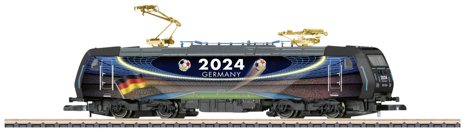Eine Modelleisenbahn-Lokomotive mit der Aufschrift '2024 Germany', dekoriert mit Fußball- und Deutschlandmotiven.