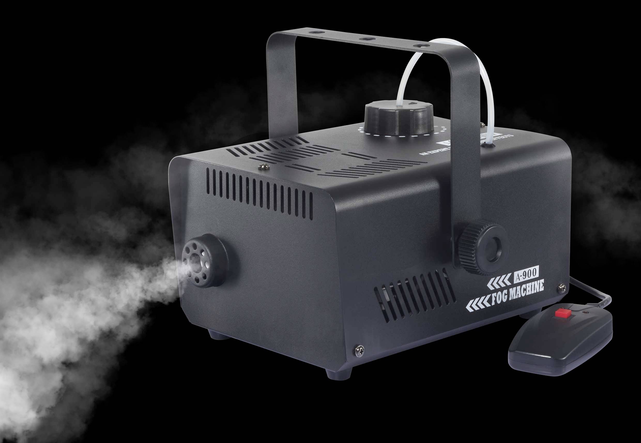 Eine Nebelmaschine in Betrieb, die dichten weißen Nebel ausstößt. Sie hat ein schwarzes Gehäuse und eine Kabelsteuerung an der Seite.