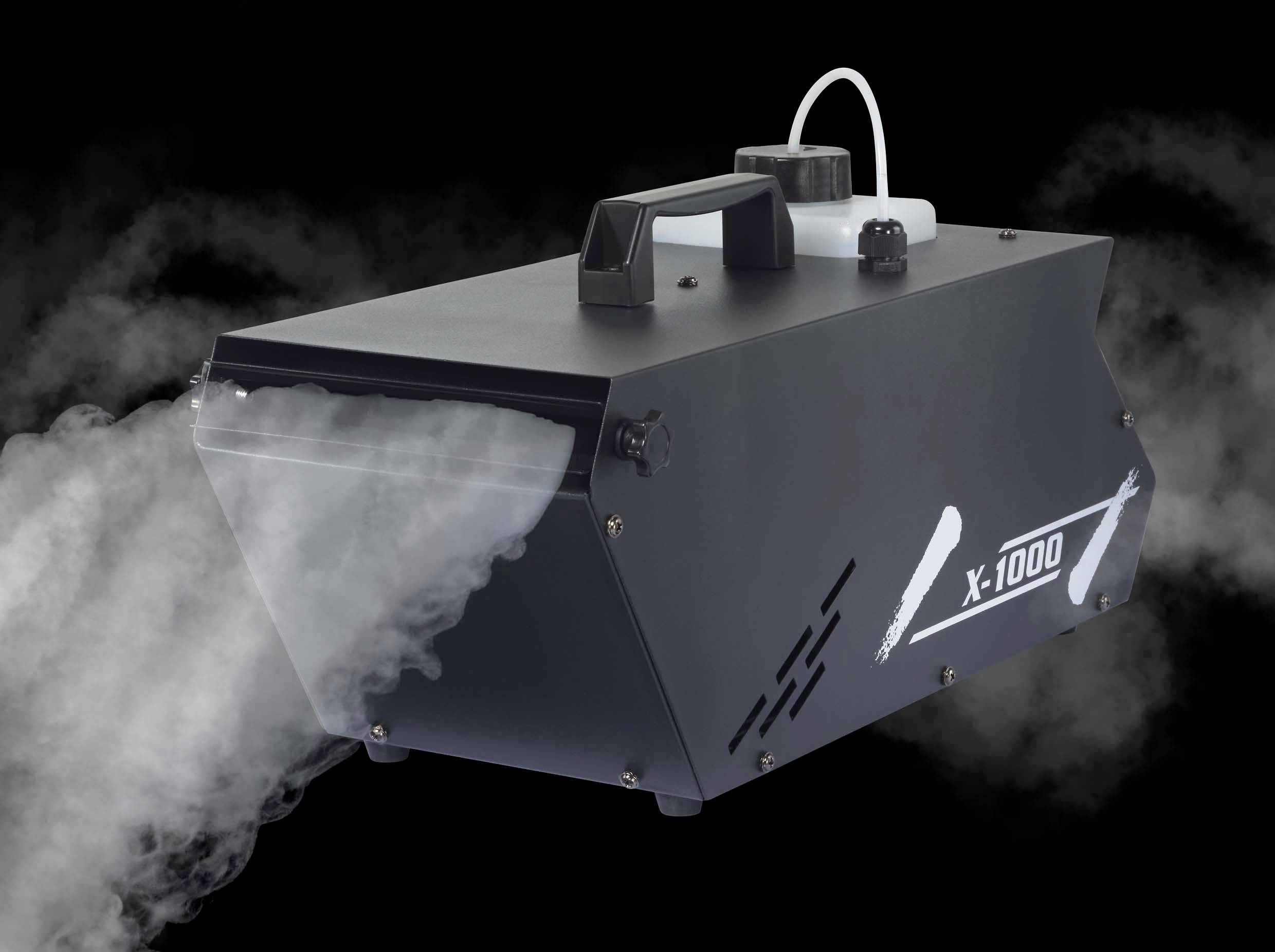 Nebelmaschine X-1000 stößt weißen Rauch aus. Schwarzes Gehäuse mit Griff und angeschlossenem Tank. Studiohintergrund schwarz.