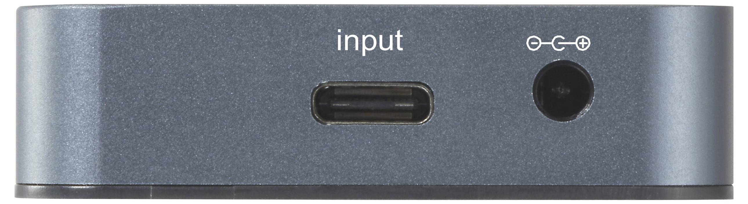 Metallisches Gerät mit USB-C-Eingang und Netzanschluss, beschriftet mit 'input', zeigt Vorderansicht wichtiger Anschlüsse.
