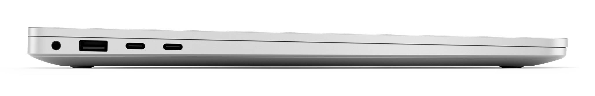 Ein silberner Laptop seitlich dargestellt; zeigt Anschlüsse: Kopfhörerbuchse, USB-A, zwei USB-C. Schlankes, modernes Design.