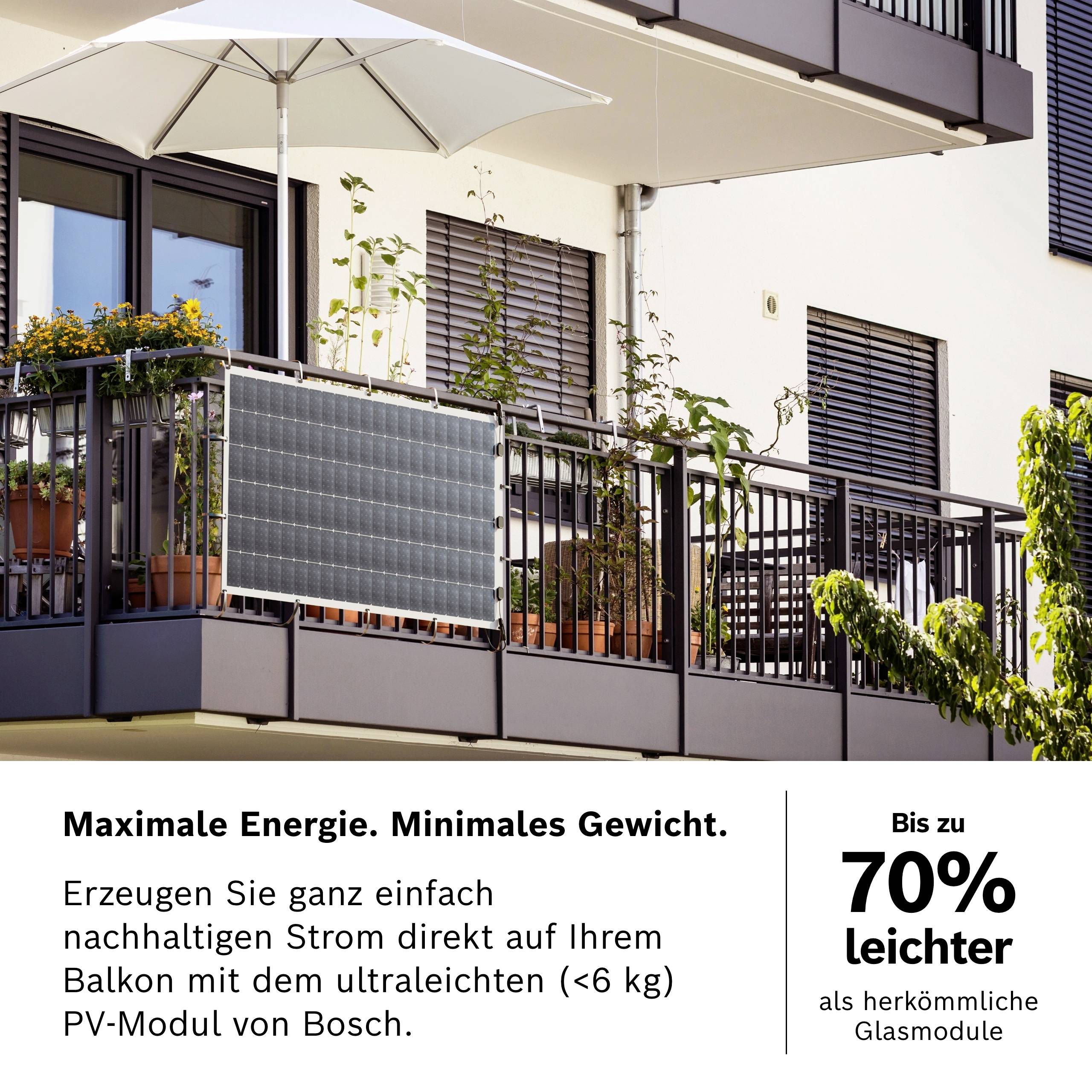 Leichtes PV-Modul auf Balkon, erzeugt Strom direkt; Text: Max. Energie, min. Gewicht; Bis zu 70 % effizienter als herkömmliche Module.