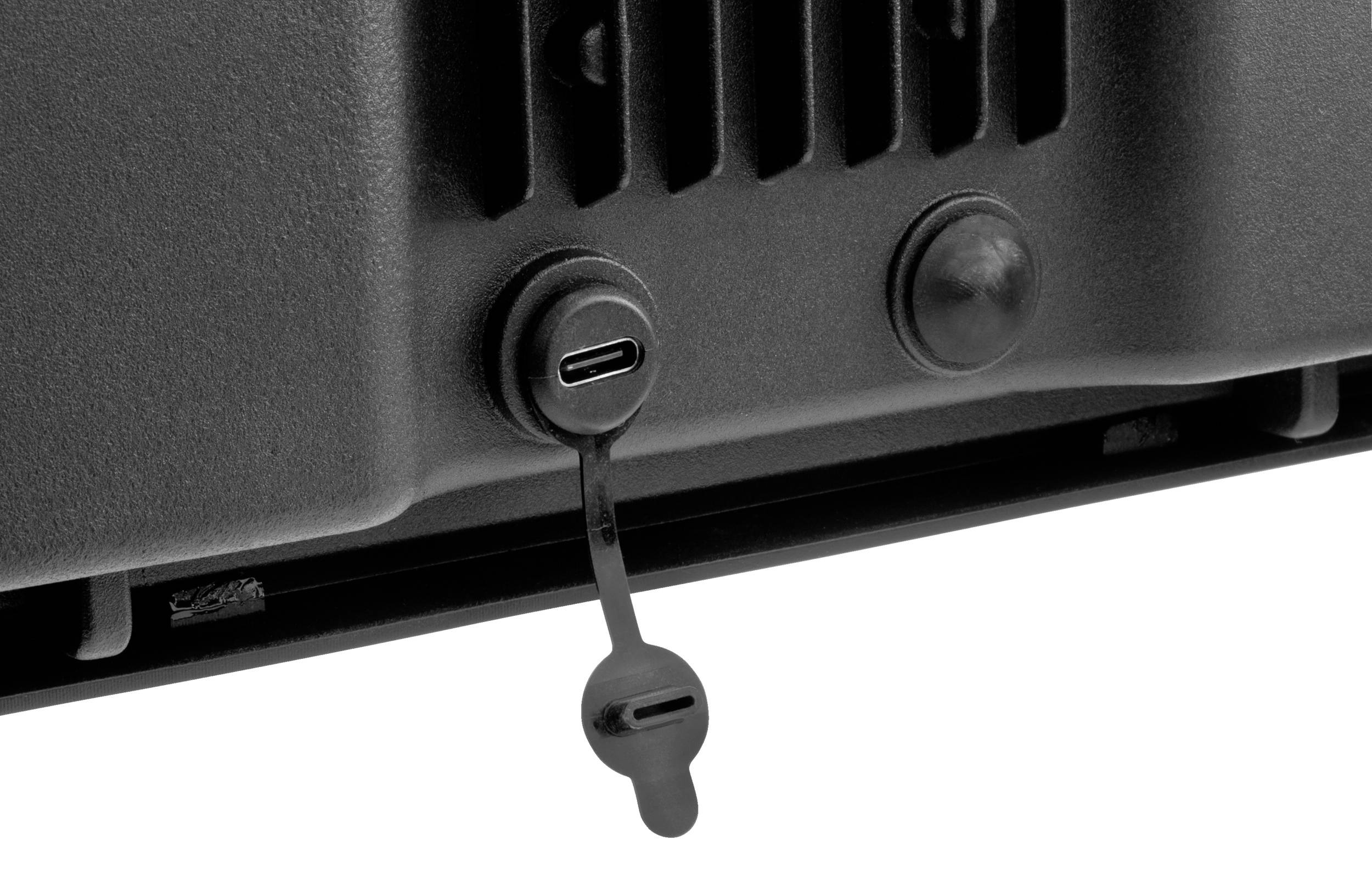 Ein Gerät mit USB-C-Anschluss an der Vorderseite, daneben ein abnehmbarer Gummiabdeckungsstreifen.
